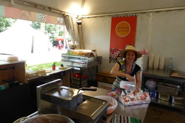 Éva souriante derrière son comptoir