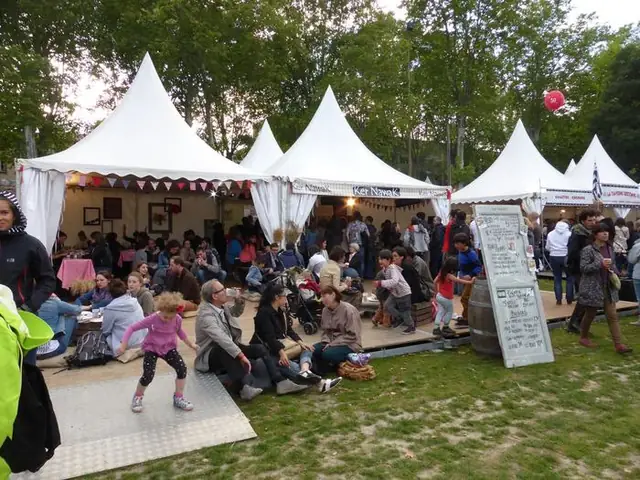 Festivaliers assis devant les stands Ker Nawak